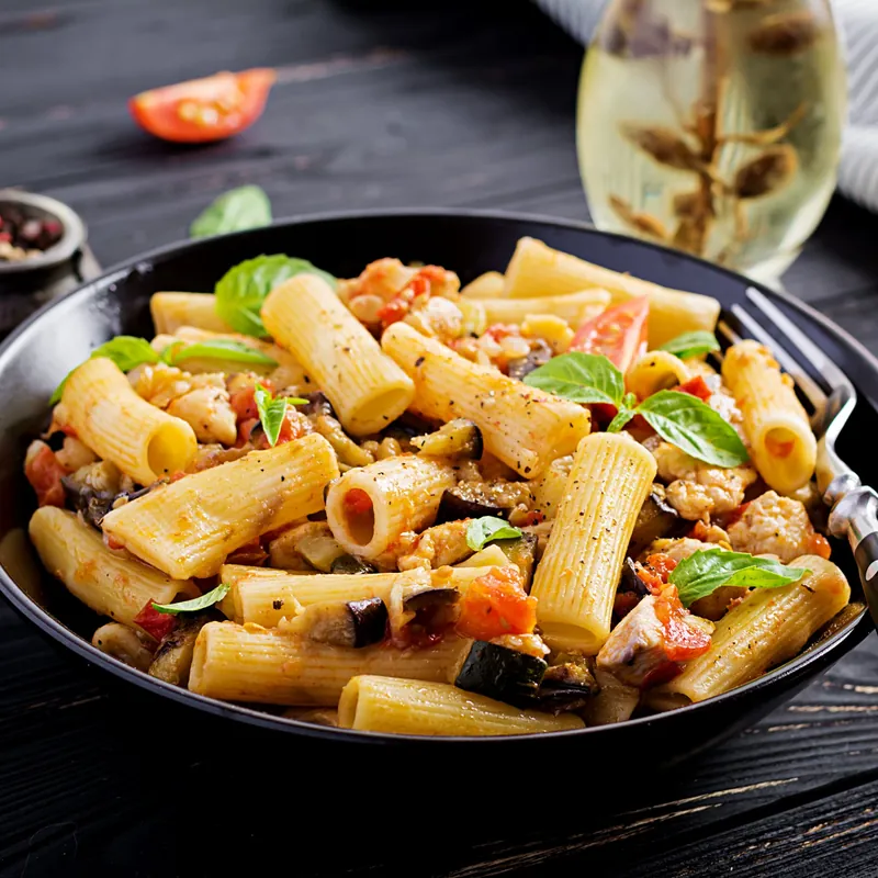 Rigatoni à la sauce tomate, aubergine et basilic