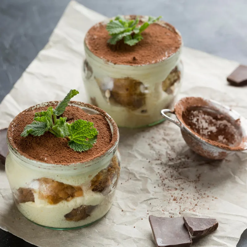 Tiramisu en verrine saupoudré de cacao
